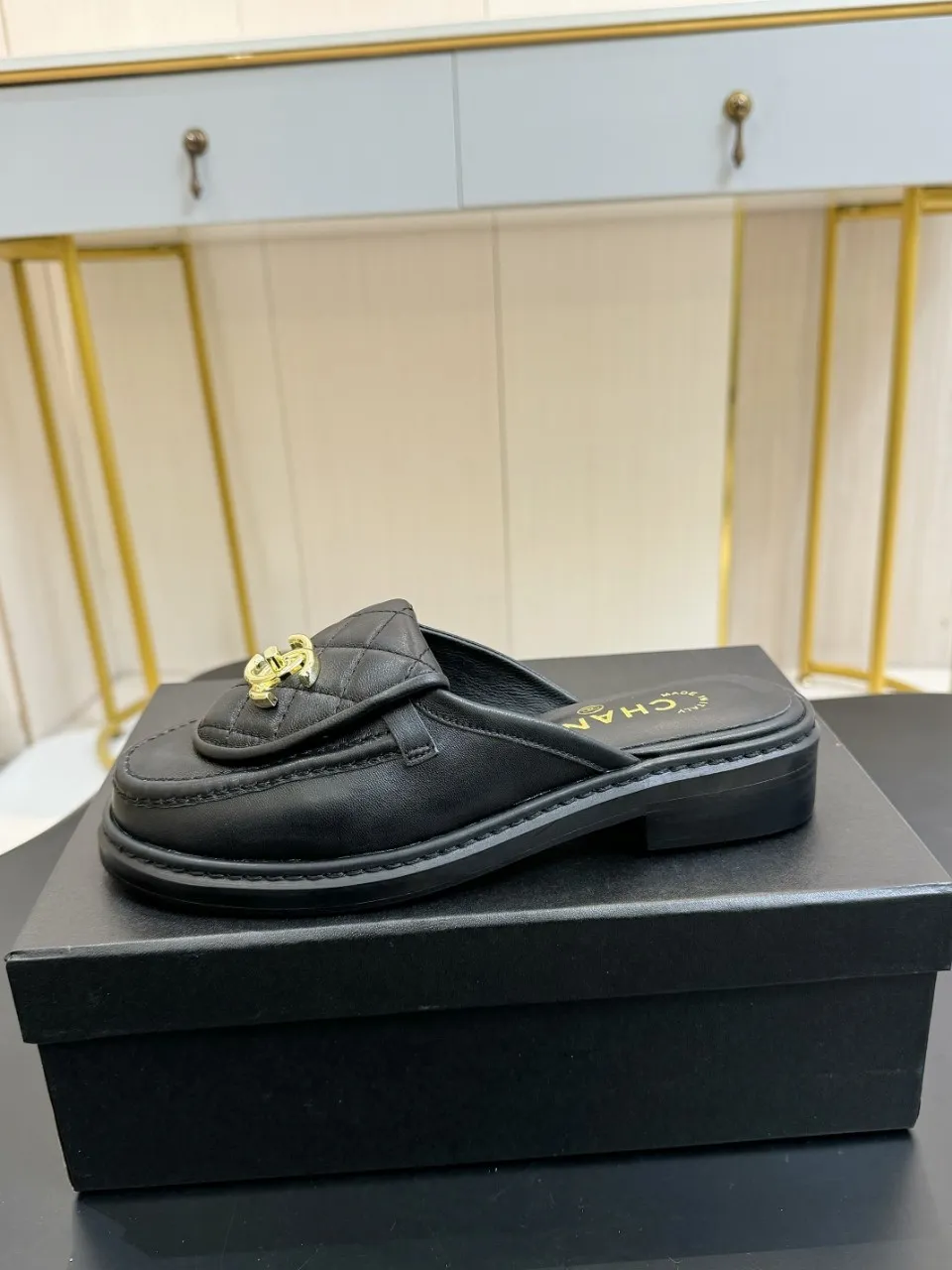 👟👟Ex-factory price 480👟👟 Xiaoxiang official website synchronizes the high version of CHANEL 2025 Chanel top buckle open-heeled shoes. The must-have hot style for early spring, the goddess series, has the elegant and ladylike temperament of Xiangjia, super attractive, irresistible, and heart-warming... ▪️The upper is imported sheepskin ▪️The lining is imported sheep lining (the same as the original version) ▪️Original model open version, genuine leather outsole🇮🇹 ▪️Standard size 35- 41 42 Customized, non-returnable